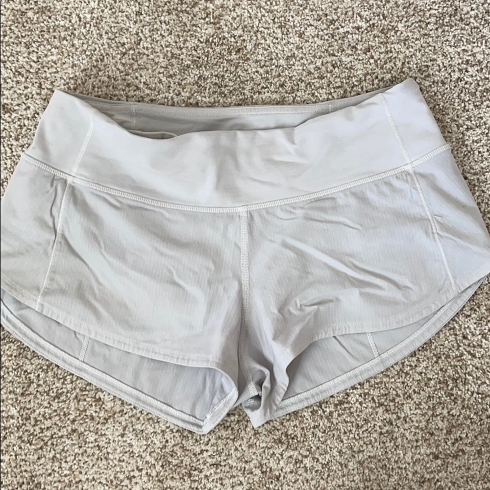 WHITE LULULEMON SHORTS 2.5 INCH